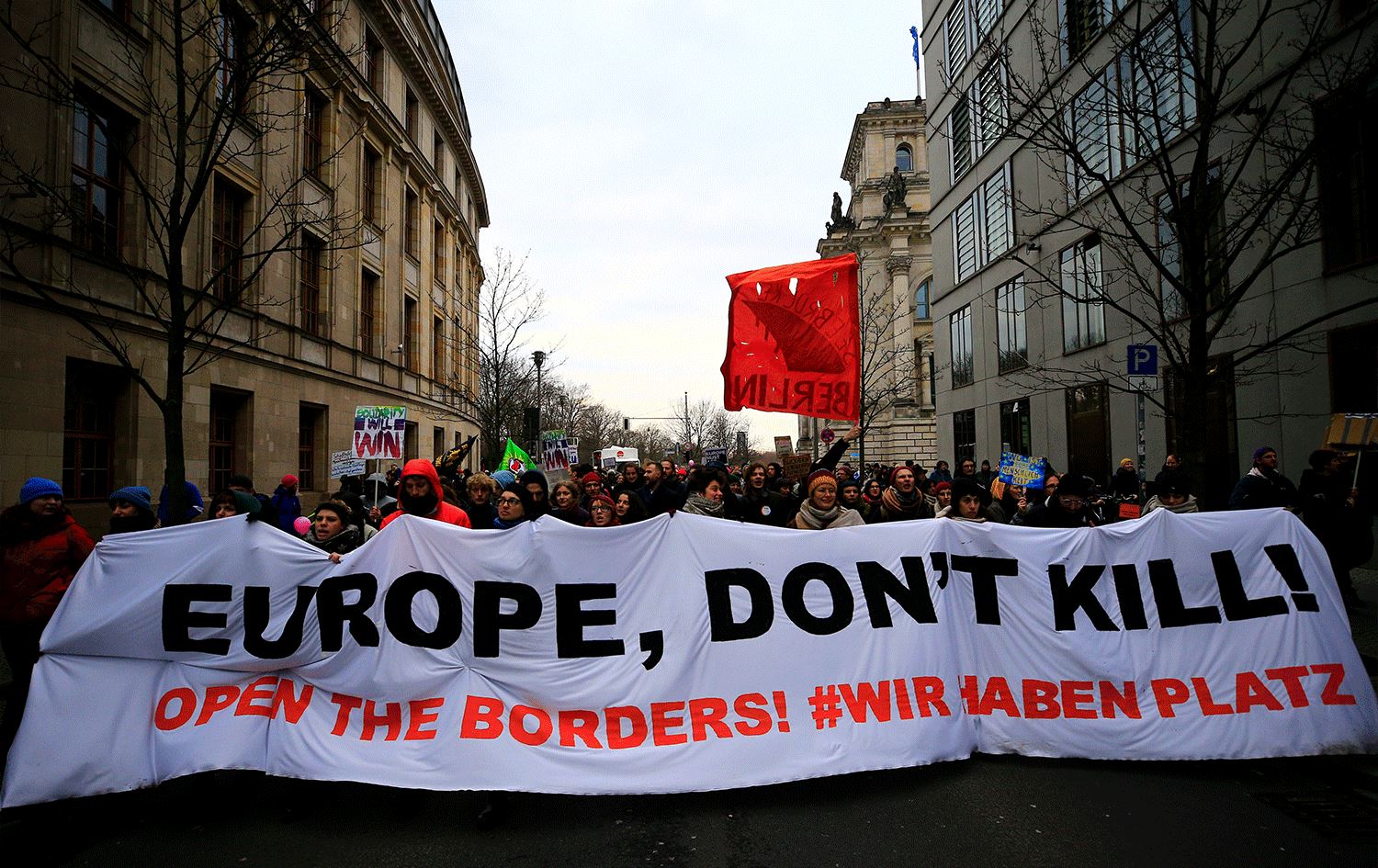 Almanya’da binlerce kişi sığınmacılar için yürüdü