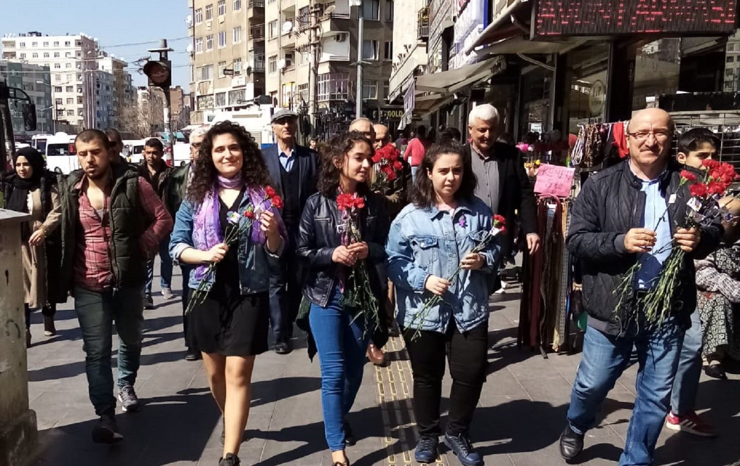 PAK û PSKê li kolanên Amedê Roja Cîhanî ya Jinan pîroz kir