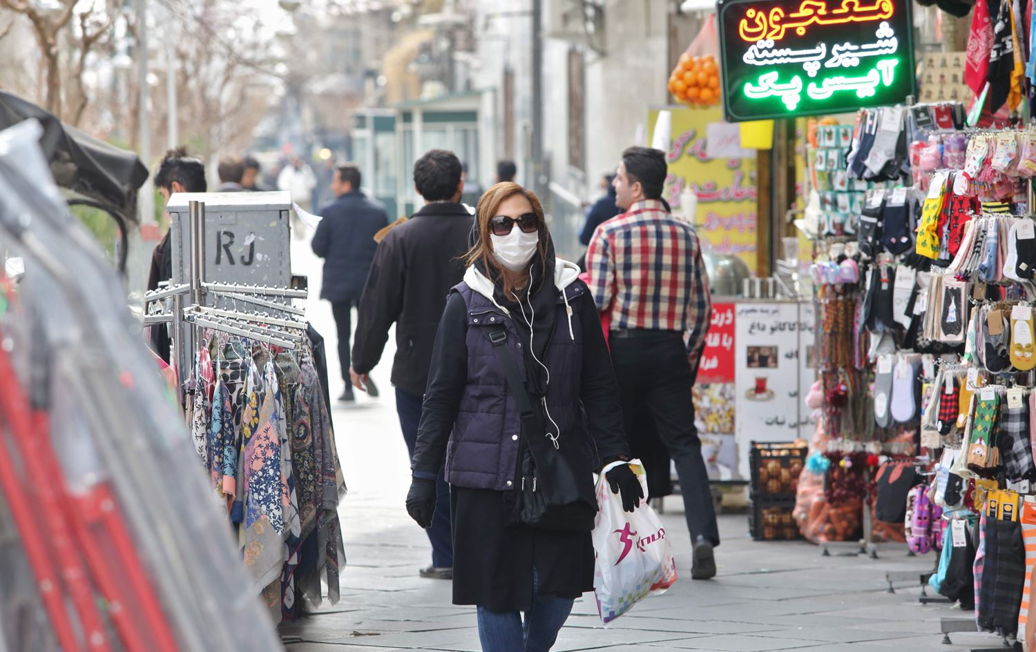 ژمارەی گیانلەدەستدانی ئەوانەی لە ئێران بۆ خۆپاراستن لە کۆرۆنا  کحوول دەخۆنەوە، زیاددەبێت