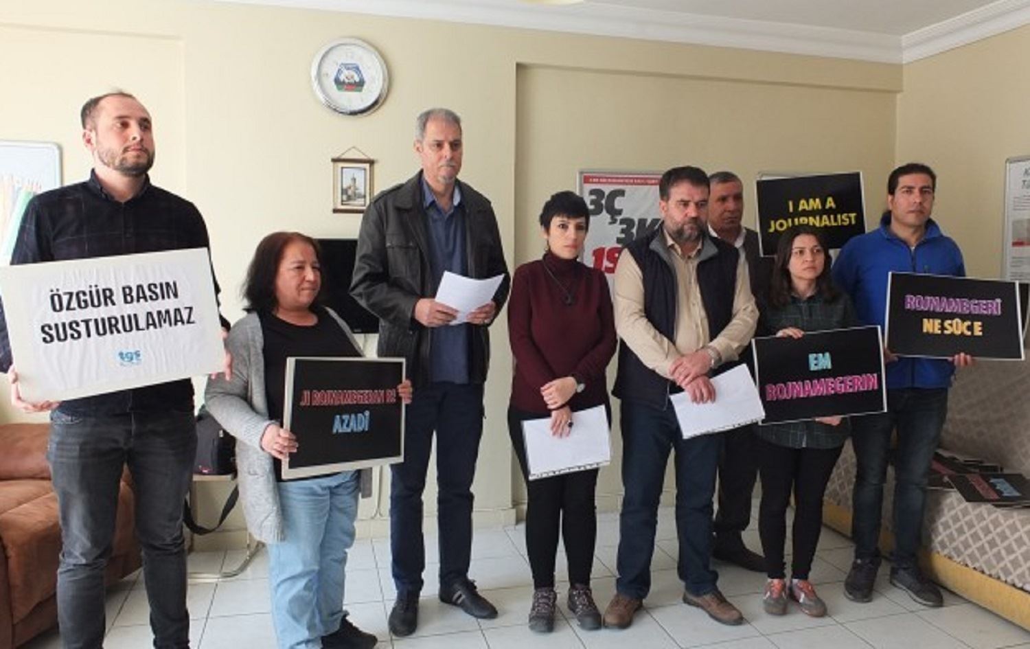 Komele û sendîkayên Amedê girtina rojnamevanan şermezar kirin