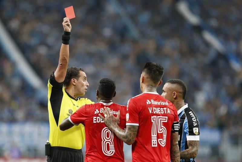 لە یارییەکی لیبرتادۆریسدا 8 یاریزان بە کارتی سوور دەردەکرێن