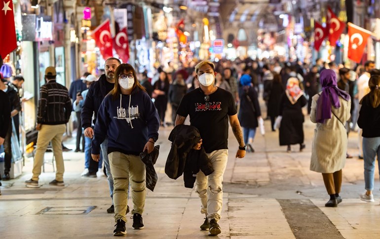 خەڵکی لە ئیستەنبووڵ دەمامک دەبەستن بۆ رێگریی لە تووشبوون بە ڤایرۆسەکە. AFP