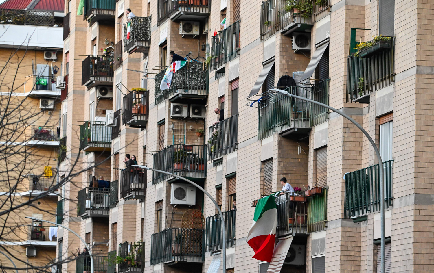 ژمارەیەک لە هاووڵاتییان لە رۆما لەنێو شوقەکانیان ماونەتەوە. وێنە: AFP