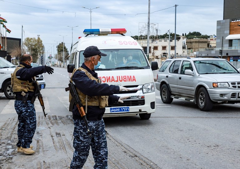 Security forces stop vehicles at a checkpoint in the city of Sulaimaniyah, in the Kurdish autonomous region of northern Iraq, on March 14, 2020. Photo: Shwan Mohammed/ AFP
