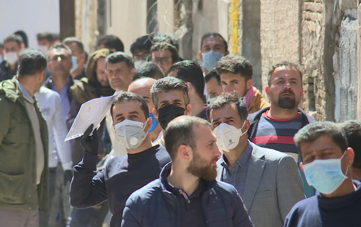 سەدان کەس لەبەردەم قایمقامیەتی هەولێر داوای مۆڵەتی چوونەدەرەوە دەکەن