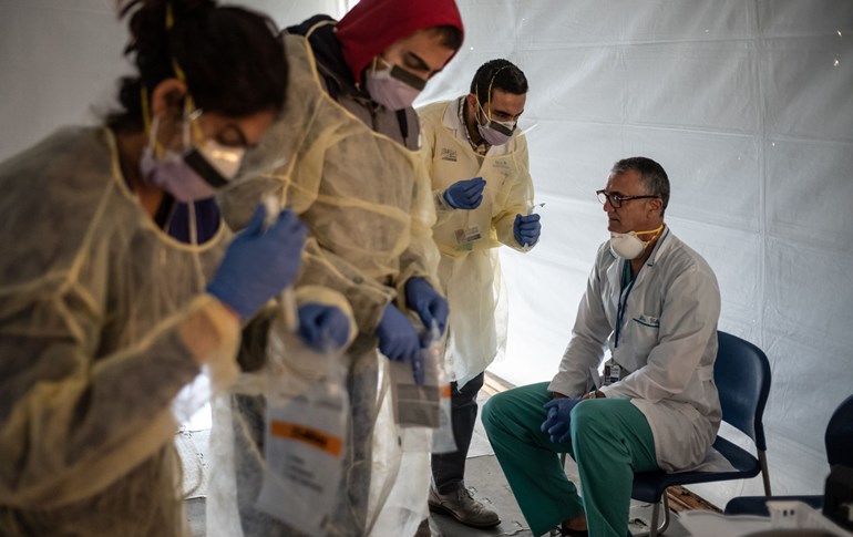 پزیشکان خەریکی تێستکردنی ستافی نەخۆشخانەیەکن لە نیویۆرک. وێنە: AFP