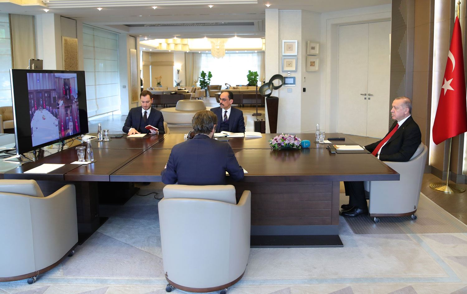 Erdoğan: 2 milyon dar gelirli aileye 1000 lira nakit destek verilecek