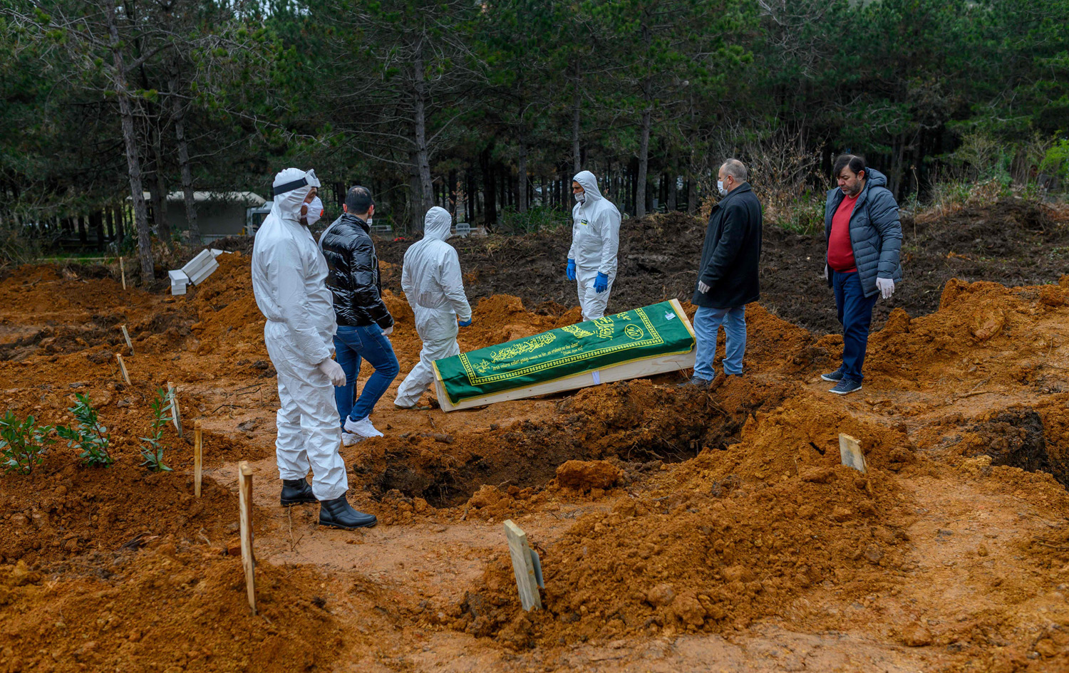 کەسێک بە خاکدەسپێرن کە لە ئیستانبووڵ بە کۆرۆنا گیانی لەدەستداوە. وێنە: AFP