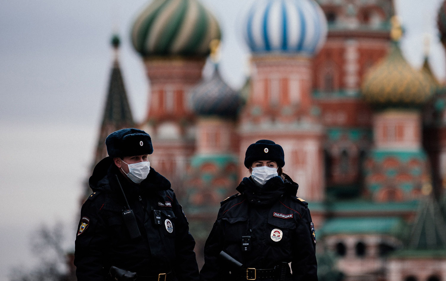دوو پۆلیسی مۆسکۆ بۆ پێشگیریکردن لە کۆرۆنا دەمامکیان بەکارهێناوە، وێنە؛ AFP