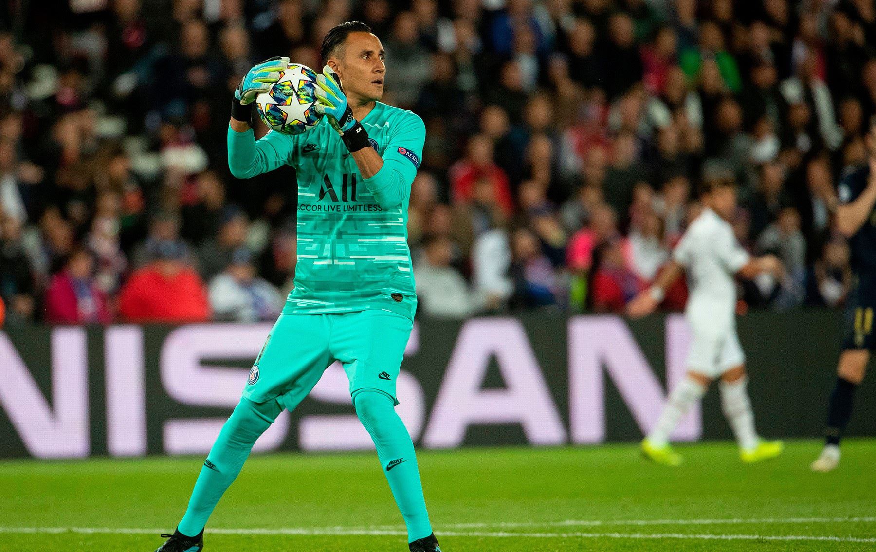 ناڤاس لە پاریس هەڵهات