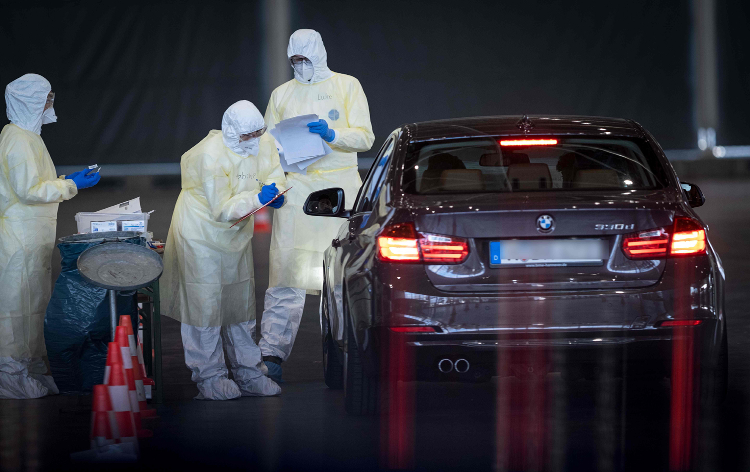 پزیشکانی ئەڵمانی سامپڵی هاووڵاتییان وەردەگرن بۆ پشکنینی کۆرۆنا. وێنە: AFP