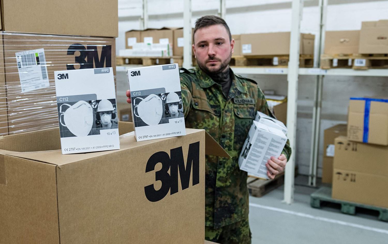 Almanya ordusu el konulan maskeler için teyakkuza geçti