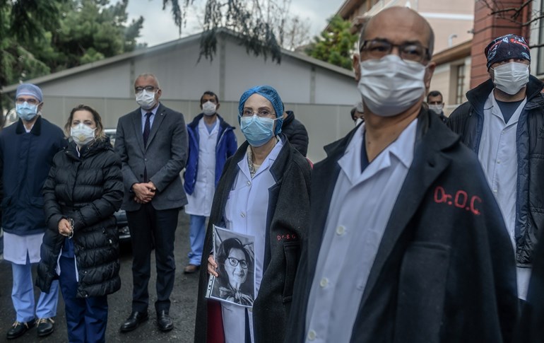 Members of Cerrahpasa Faculty of Medicine hold a minute's silence for colleague professor doctor Feriha Oz (photo) who passed away from the novel coronavirus, on April 3, 2020. Photo: Bulent Kilic / AFP