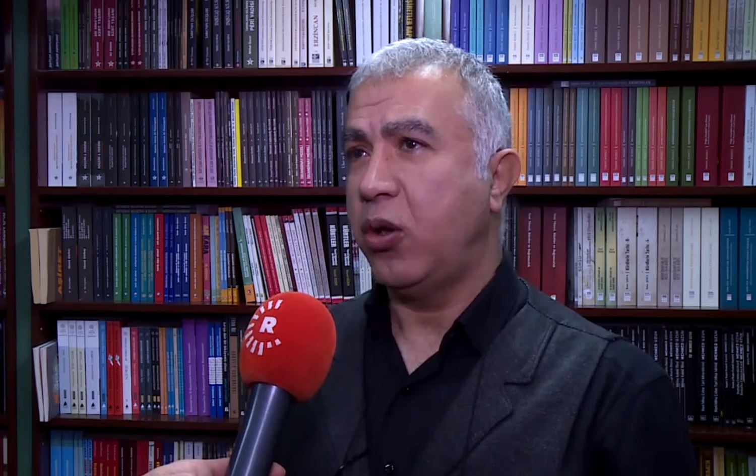 Qeyûm zimanzan Zana Farqînî ji kar derxist