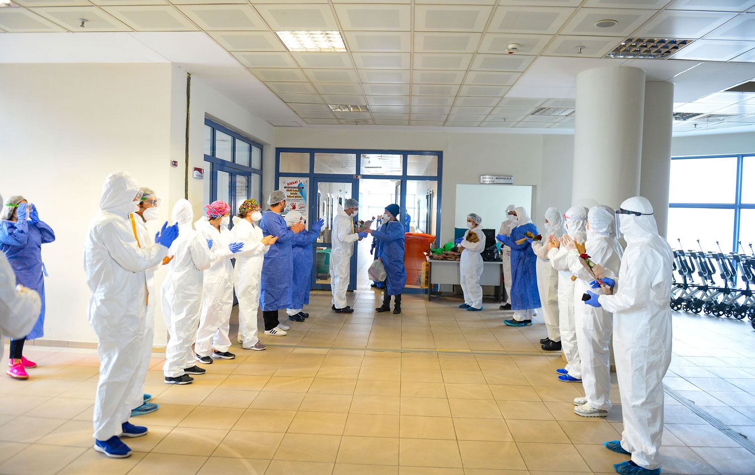 Iğdır'da Covid-19 tedavisi tamamlanan 18 kişi çiçeklerle taburcu edildi