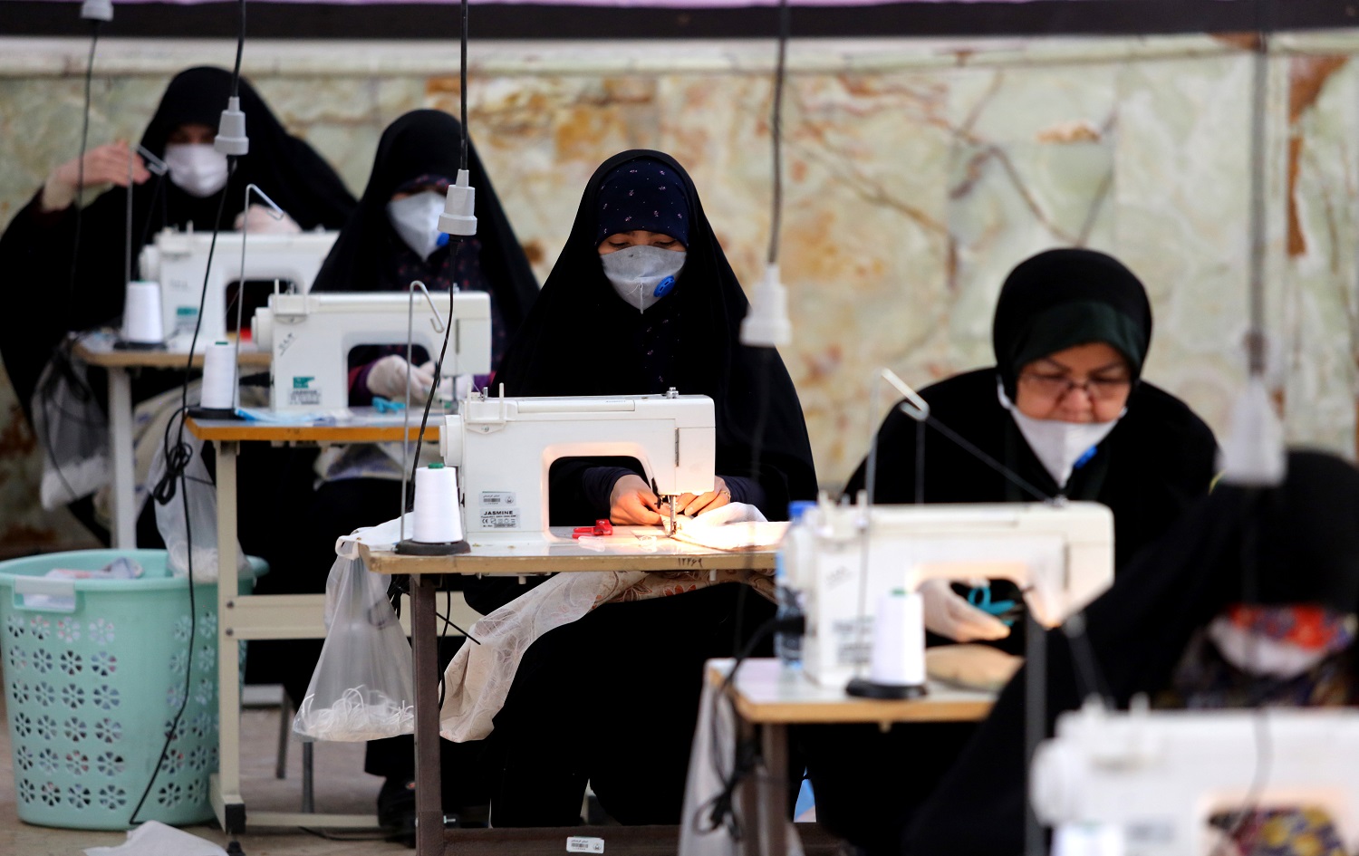  Iranian women make face masks and other protective items at a mosque in the capital Tehran on April 5, 2020/ Photo: Atta Kenare/AFP