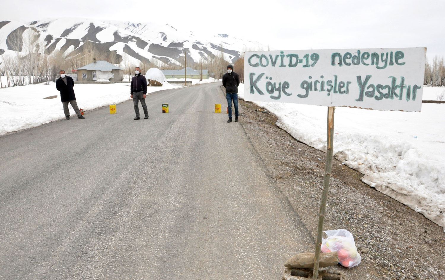 Karantina için tabela asarak köyü giriş çıkışlara kapattılar
