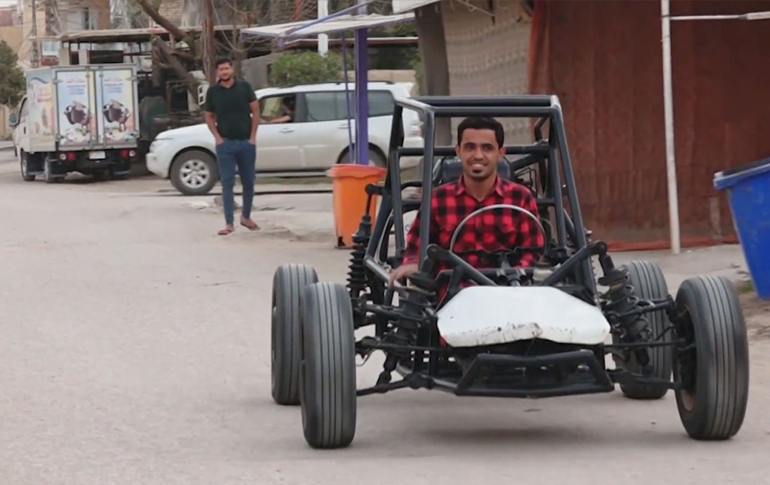 گەنجێکی عێراقی لەکاتی کەرەنتیندا ئۆتۆمبێلێکی پەبجی دروستدەکات