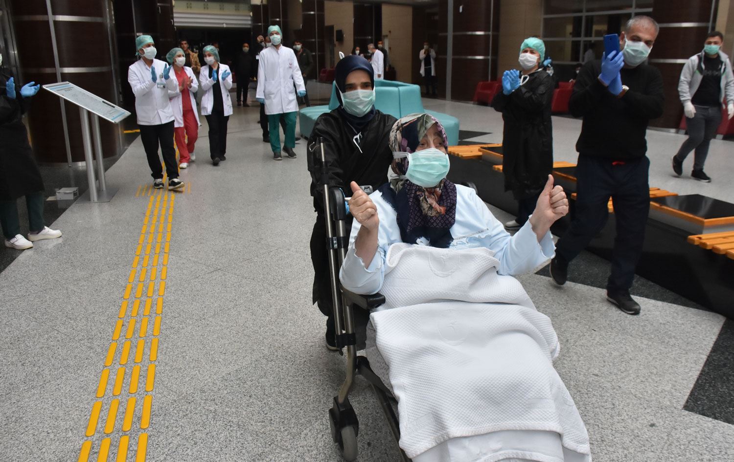 Adıyaman’da koronavirüsü yenen 79 yaşındaki kadın alkışlara taburcu edildi