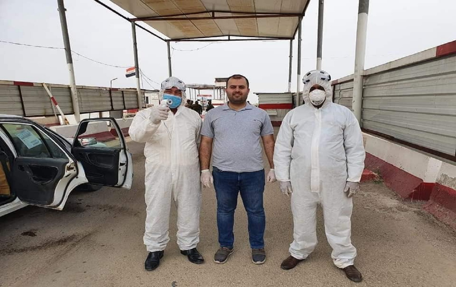 Health workers take a break from their monitoring of temperatures at the gate of Al-Karma city in Anbar province to pose for the camera. Photo: Iraqi health ministry