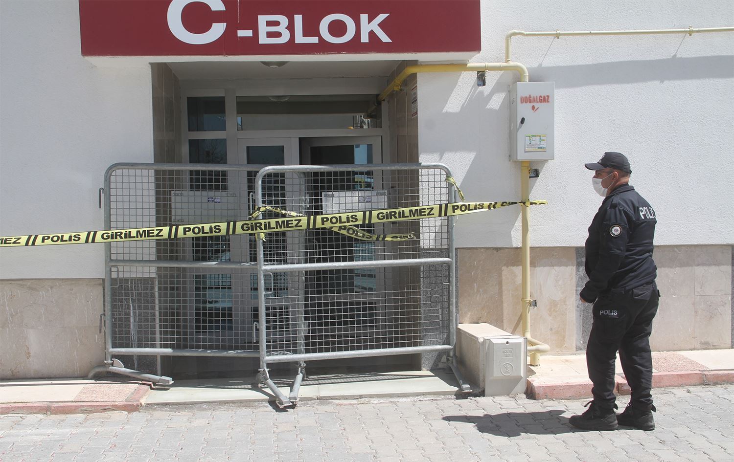 Elazığ'da 7 katlı apartman karantinaya alındı