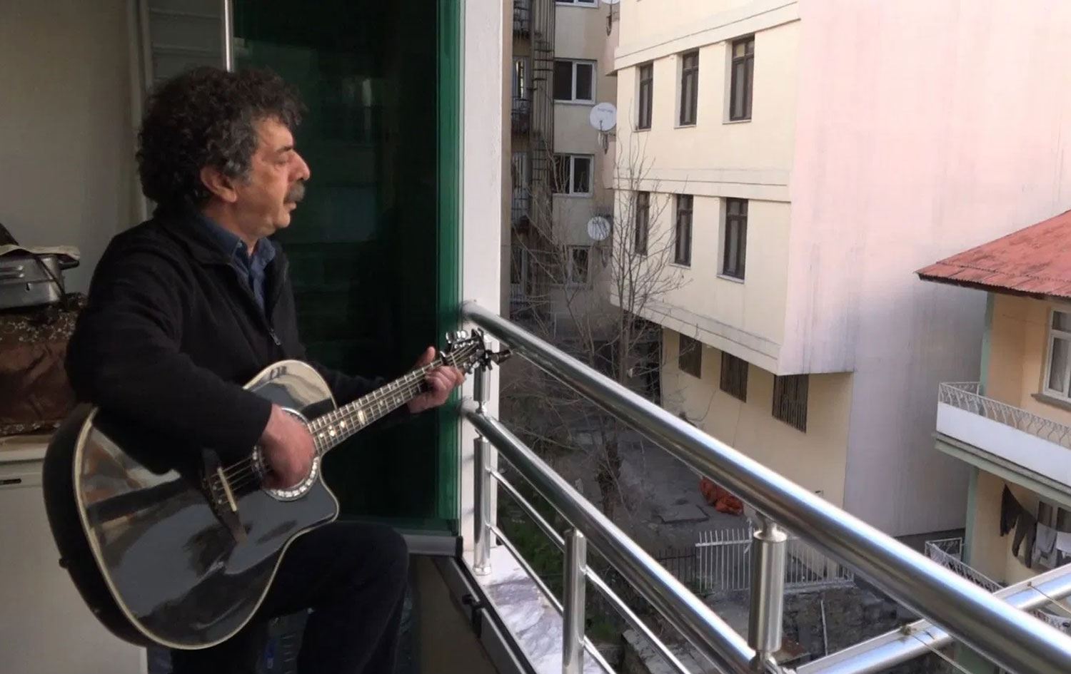 Sanatçı Metin Kahraman, Dersim'de balkon konseri verdi