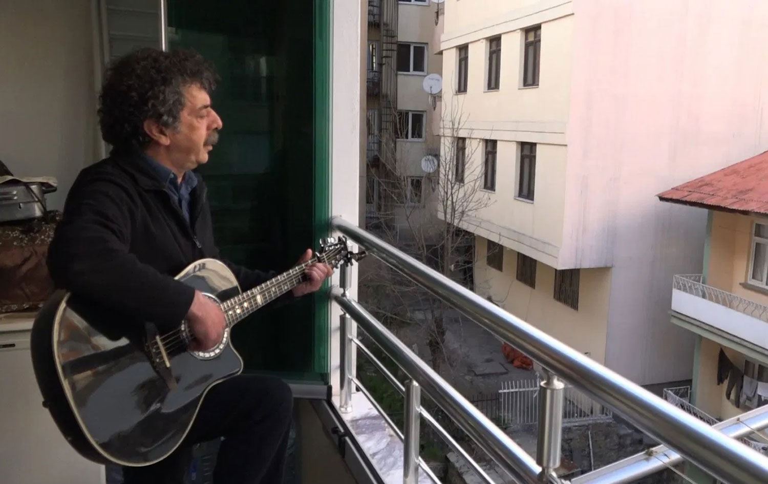 Metin Kahraman di balkona mala xwe de konsertek da