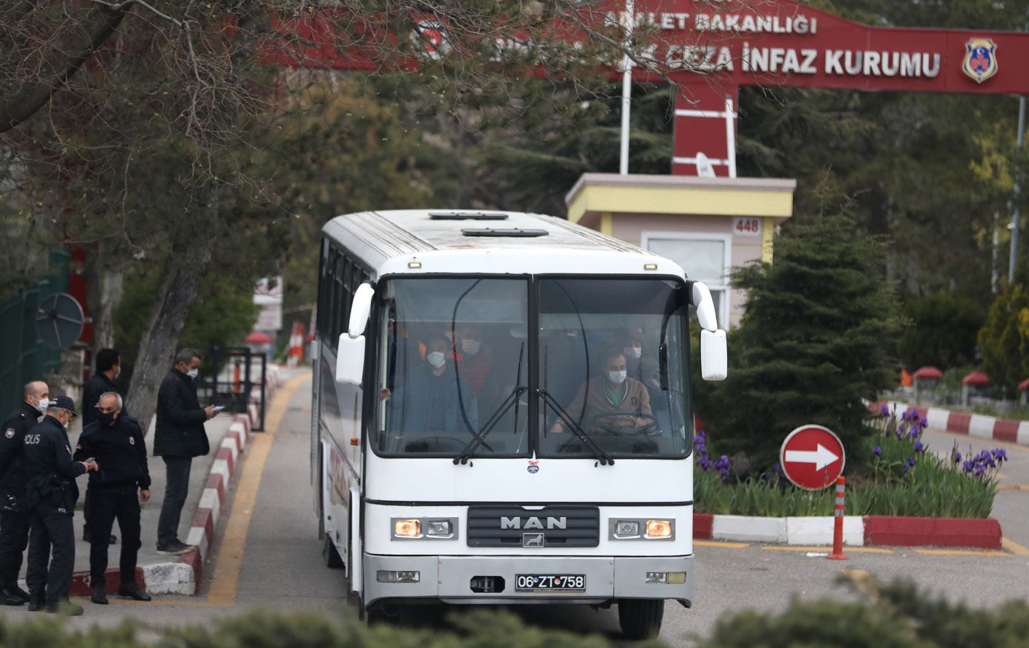 Cezaevlerinden tahliyeler başladı