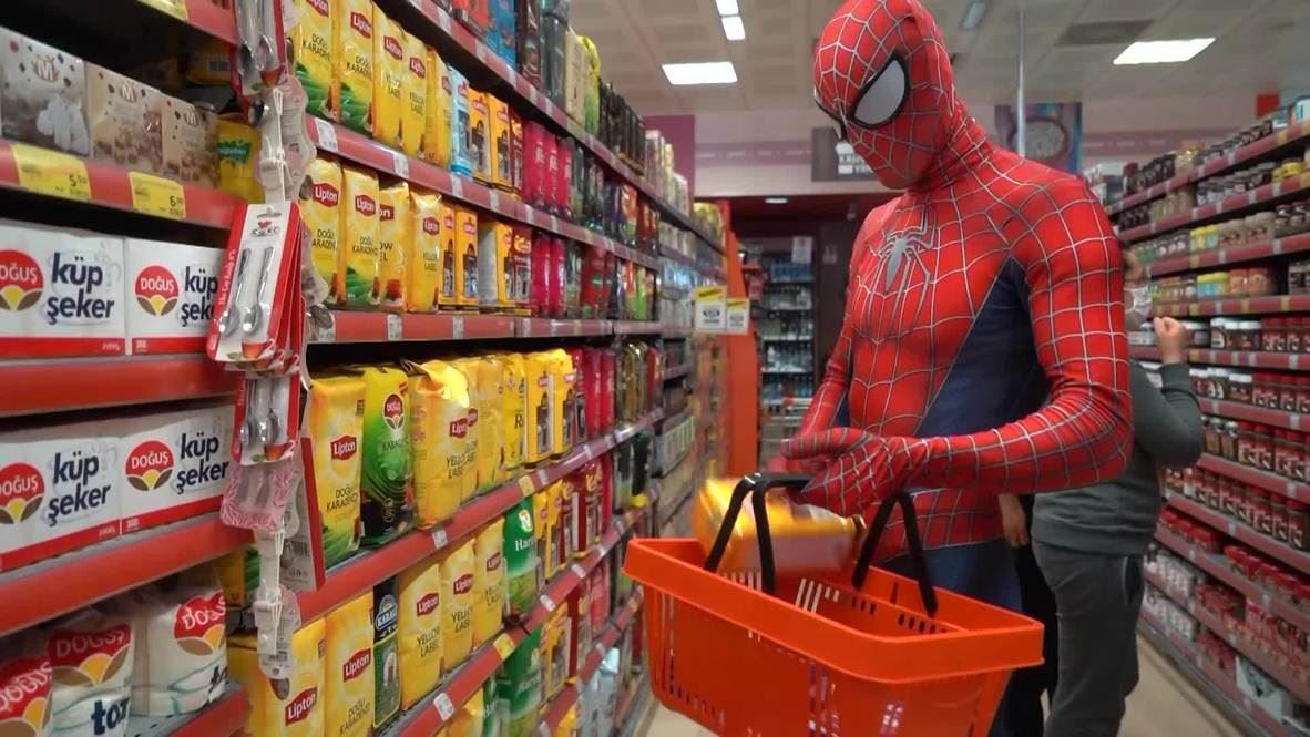 سپایدەرمان لە تورکیایە و یارمەتی بەساڵاچووان دەدات