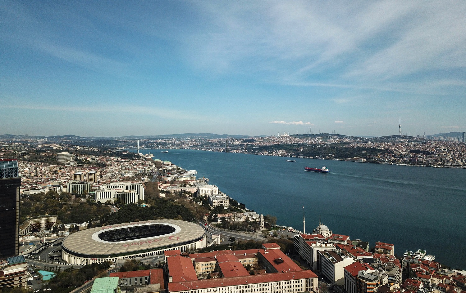 An aerial picture shows a general view of Vodafone Park Stadium and the Bosphorus of Istanbul on April 19, 2020, as Turkish government announced a two-day curfew to prevent the spread of the epidemic COVID-19 caused by the novel coronavirus. Photo: Ozan Kose / AFP