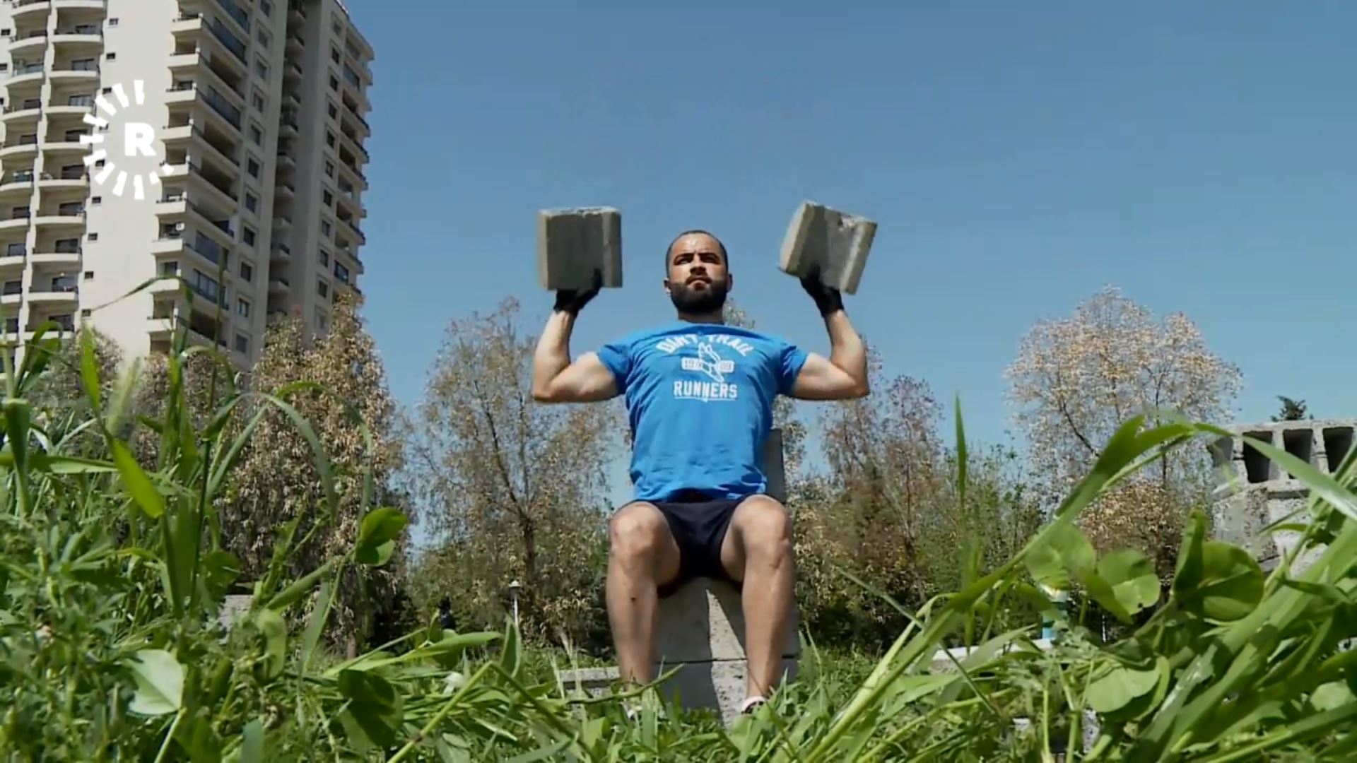 وەرزشوانێکی لەشجوانی لەنێو پارکدا راهێنانەکانی دەکات