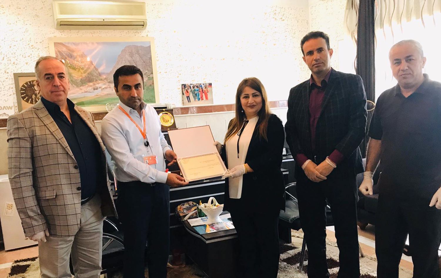 Kürdistan Gazeteciler Cemiyeti Duhok Şubesi’nden Rûdaw’a plaket