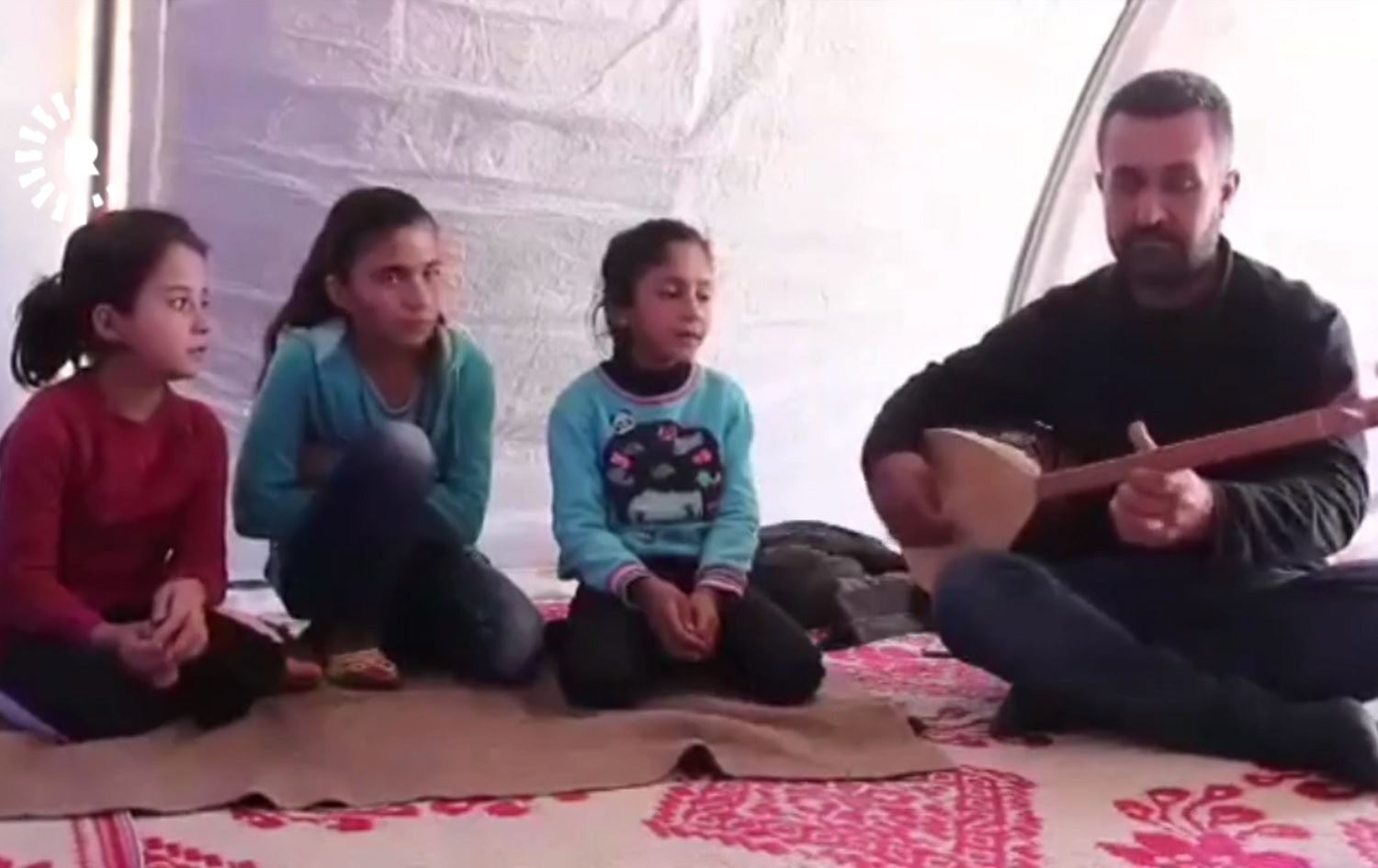 Zarokên Efrînî bi stranan bajarê xwe tînin bîra xwe