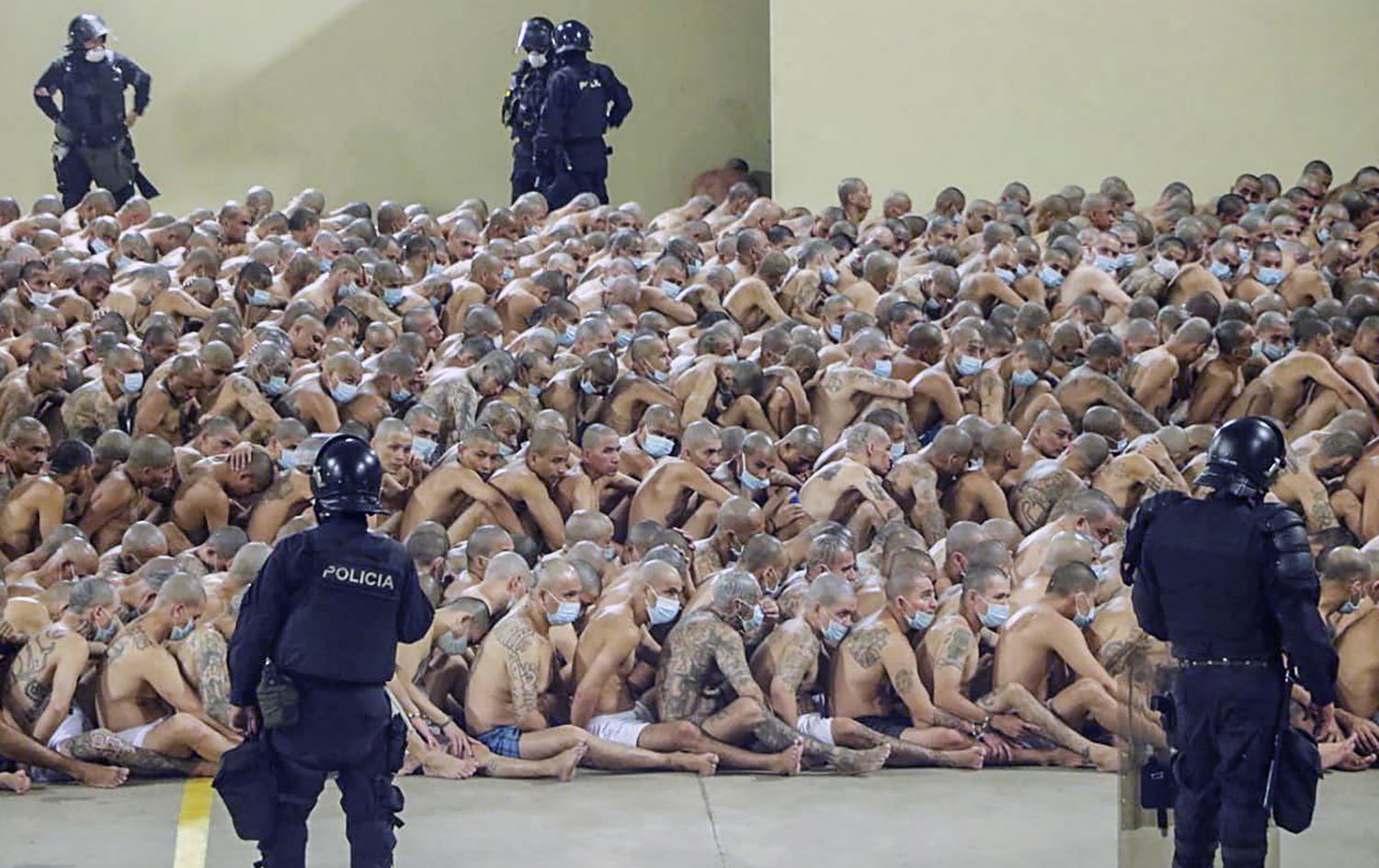 وەکو سزایەک سەلڤادۆر وێنەی مافیا زیندانیکراوەکانی بە نیمچەڕووتی بڵاوکردەوە