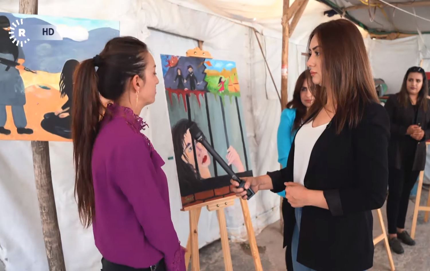 Mamostayekî misilman çend keçên Êzidî fêrî nîgarkêşanê dike