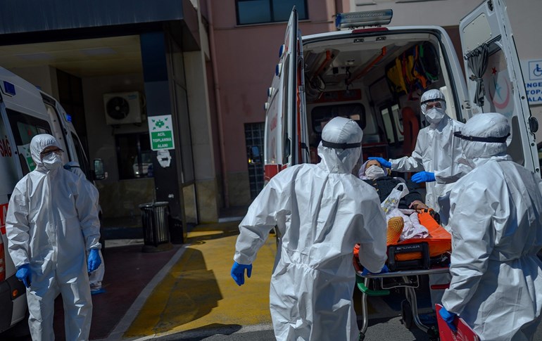 Health workers transport a patient in Istanbul, April 28, 2020. Photo: Bulent Kilic / AFP 