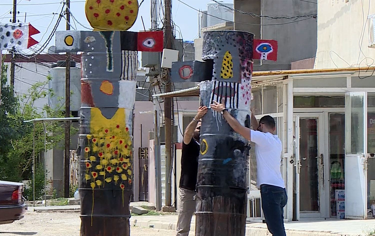 هونەرمەندێکی کورد لە کەرکووک بە بەرمیلی نەوت سێ پەیکەر دروستدەکات