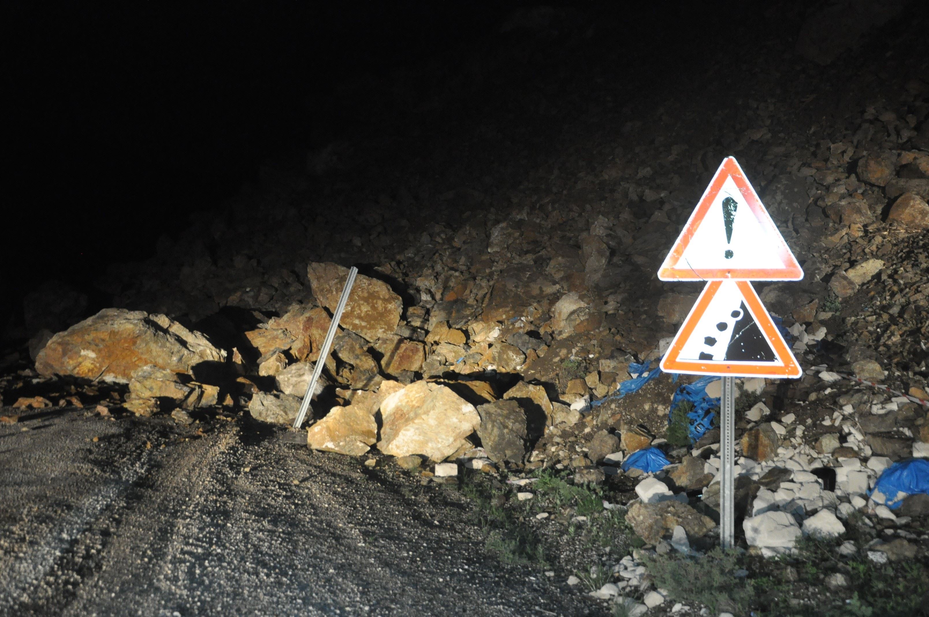 Yüksekova-Van karayolunda heyelan