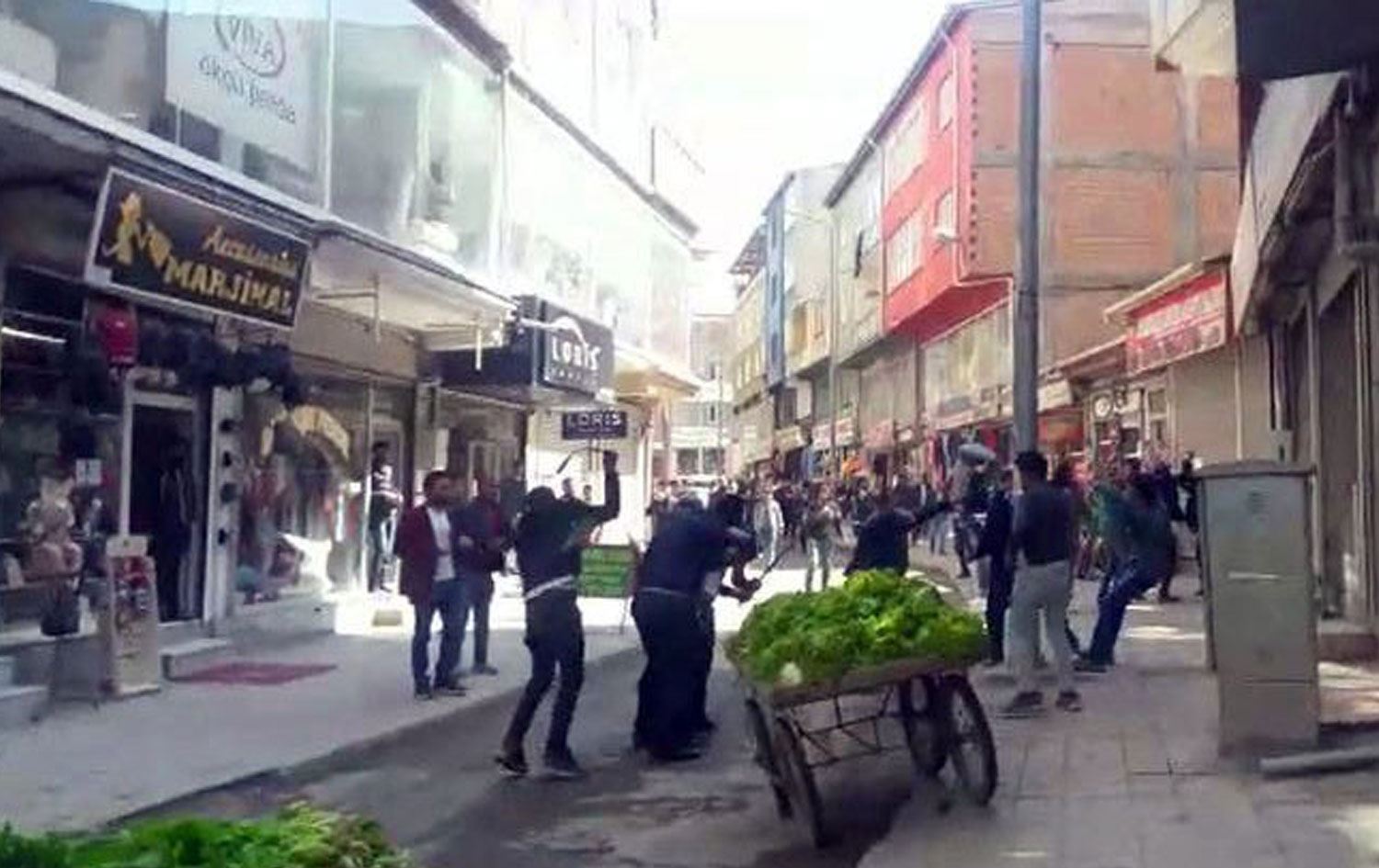 Ağrı’da zabıta ve seyyar satıcılar arasında kavga çıktı