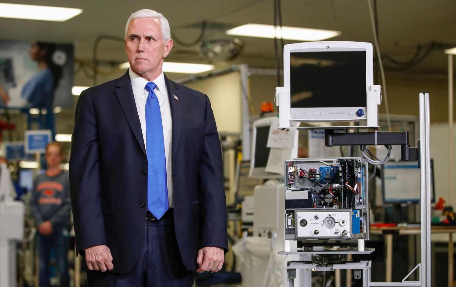 مایک پێنس دان بەوەدا دەنێت رێنماییە تەندروستییەکانی پێشێلکردووە