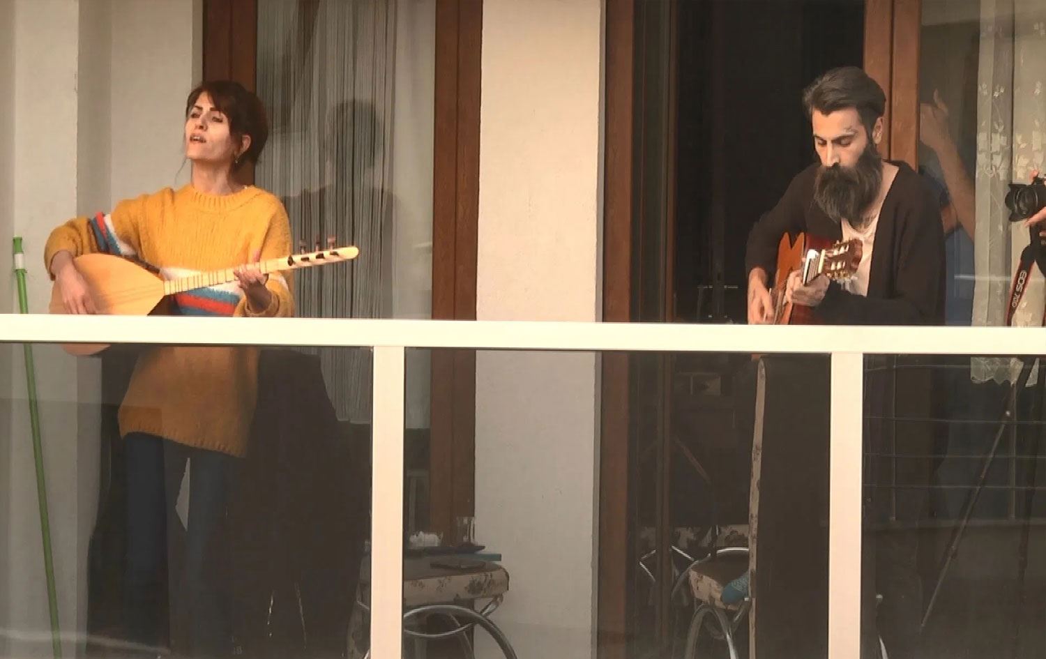 DERSİM - Korona günlerinde balkonda Kırmancki müzik ve tiyatro etkinliği