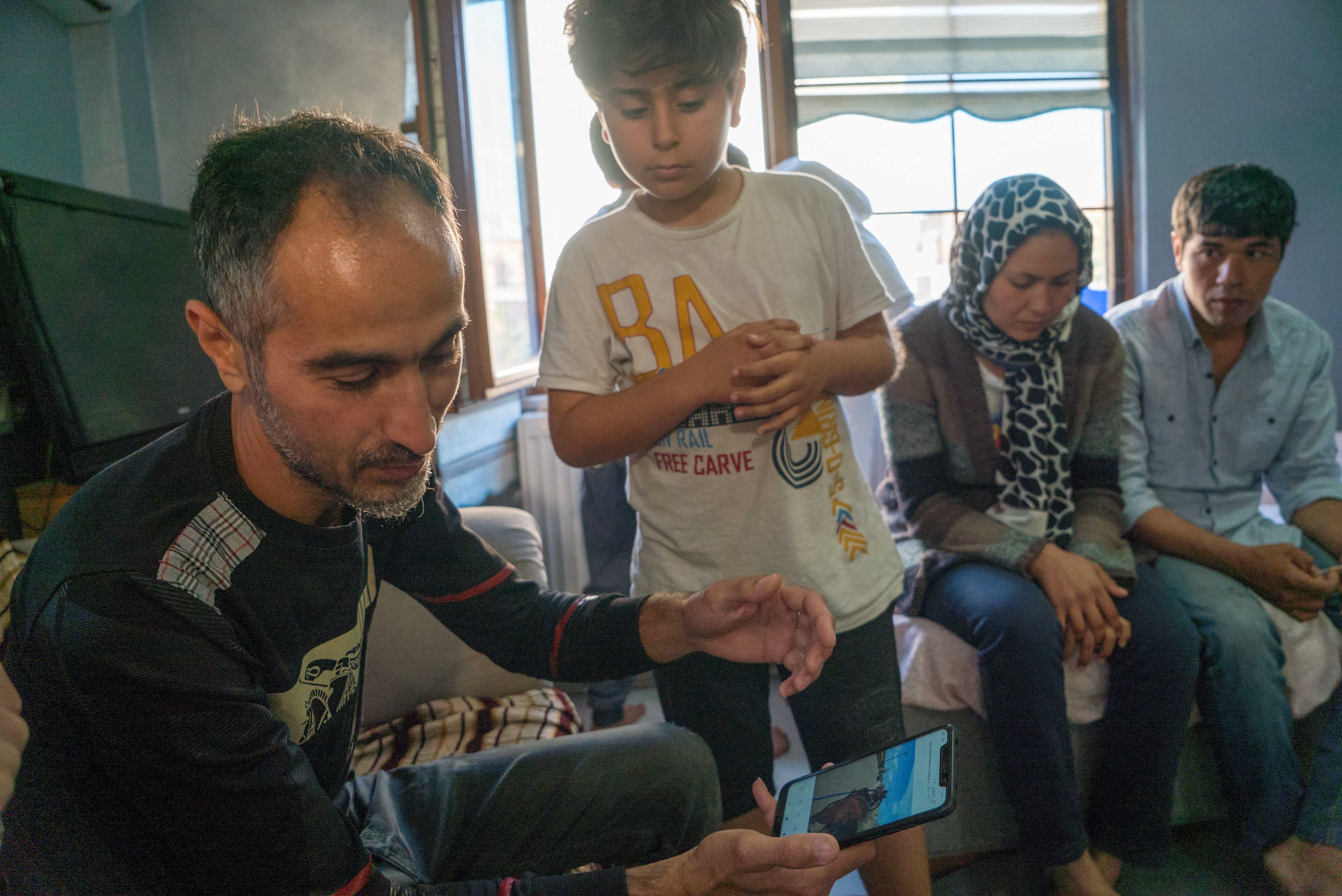 A helping hand in hard times, Tarlabaşı Solidarity Association assists Istanbul's refugees during COVID-19 lockdown. Photography by Cerise Sudry-Le Dû