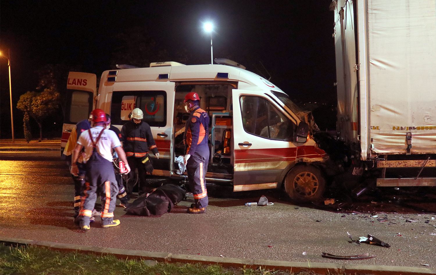Elazığ'da ambulans tıra çarptı: 1 ölü 3 yaralı