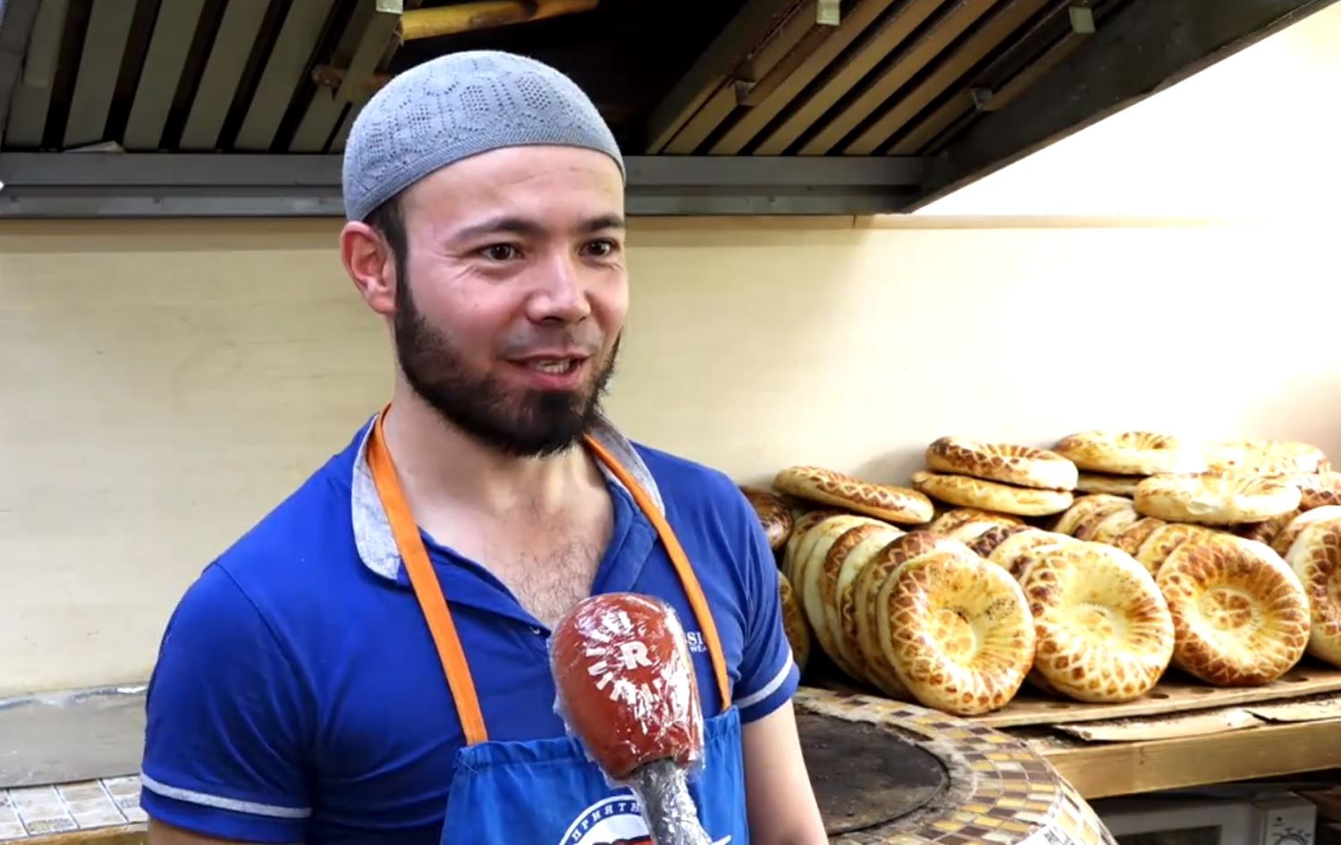 MOSKOW – Du birayên Ozbekî hewl didin nan bighînin xelkê