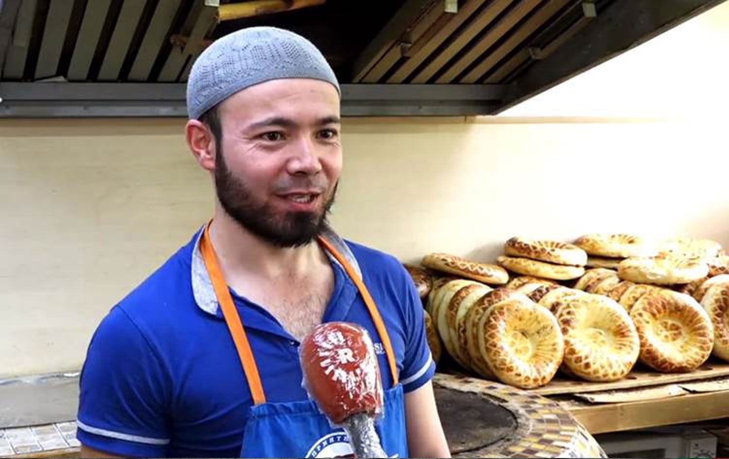 Özbek kardeşler tandır ekmeği ile müşteri çekiyor