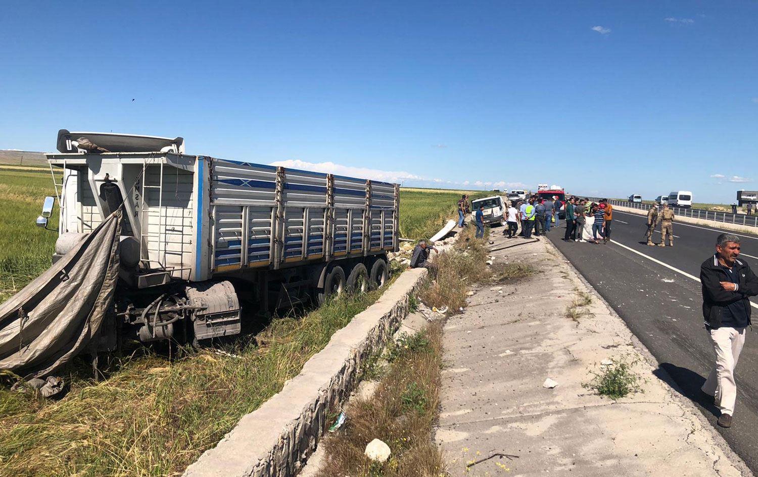 Mardin’de park halindeki kamyonete Tır çaptı: 1 ölü, 3 yaralı