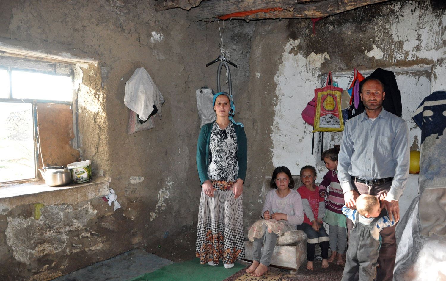 Hakkarili yoksul aile kendilerine yardım eli uzatılmasını bekliyor