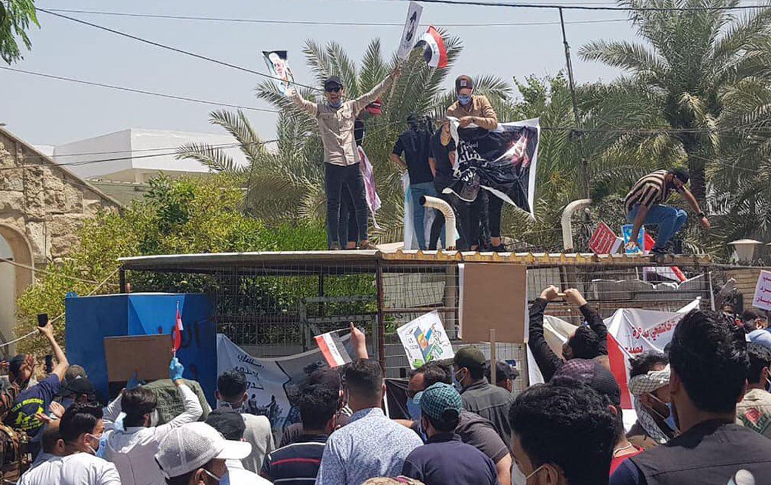 Irak’ta Heşdi Şabi taraftarları Suudi Arabistan kanalı MBC ofisini bastı