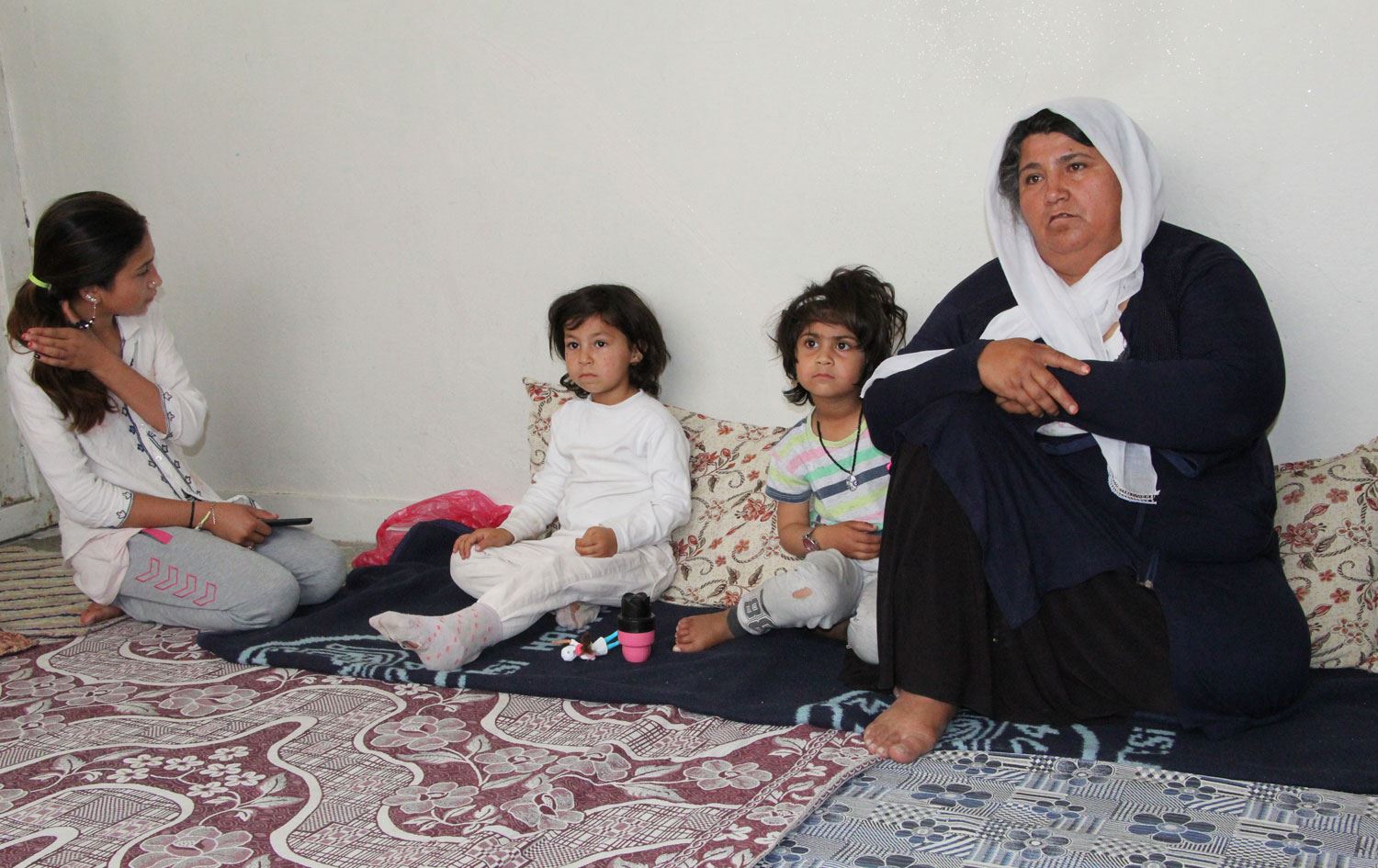 Batmanlı aile komşularının yardımıyla yaşıyor