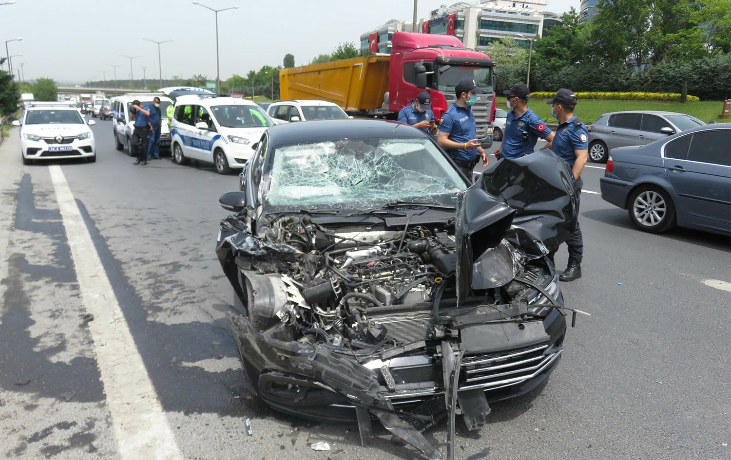 AK Parti Milletvekili TEM Otoyolu'nda trafik kazası geçirdi